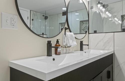 Versailles House | The Luxe/Secluded/Hot Tub/2 King Beds/Game Room