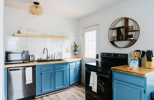 Lexington House | "The Lynn" MODERN URBAN STAY w/Backyard