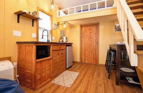 Lyons Resort | The Lyons Lodge – Boulder Charm & Mountain Views in a Tiny House Stay