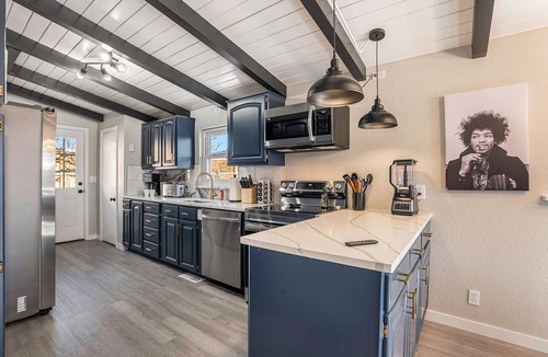 South Westminster House | The Lyric — Hot Tub - Firepit - Pet-friendly