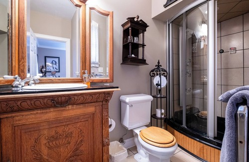 East of Broadway Hotel | The Majestic Spa | King Suite | The Empress Hotel