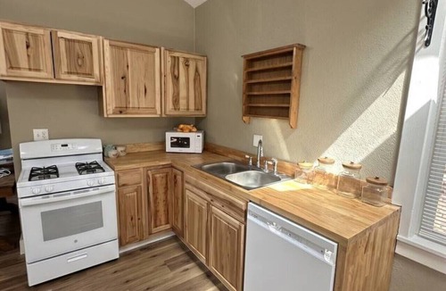 Globe Cabin | The Manager’s Quarters at Ash Creek