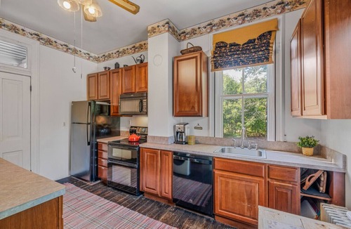 Berkeley Springs House | The Manor - historic mansion, covered porch, wifi, walk to everything, king bed