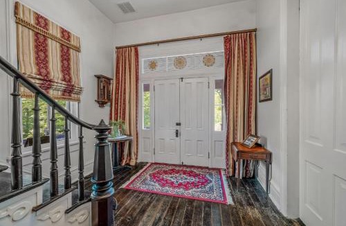 Berkeley Springs House | The Manor - Historic Mansion, Wifi, Covered Porch, Screen Porch, King Bed, Walk to Spas, Shops & Restaurants