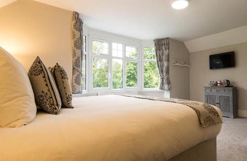 Crawley Hotel | The Maple Manor Hotel