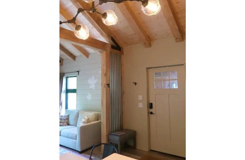 West Hartford Cottage | “The Maple Moose”, modern cabin near Woodstock