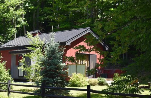 West Hartford Cottage | “The Maple Moose”, modern cabin near Woodstock