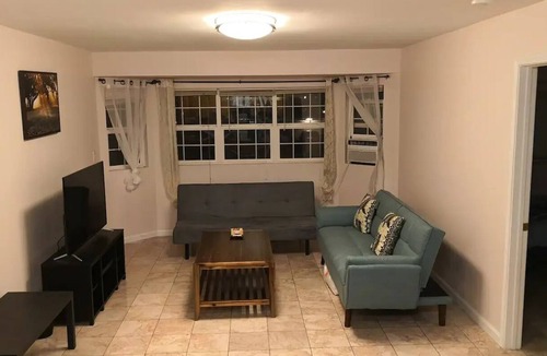 McCully - Moiliili House | The Marbled Suite - Waikiki - Ala Moana - McCully