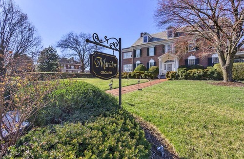 Roanoke House | The Maridor - "Iris" Historic home near lots of shops and restaurants
