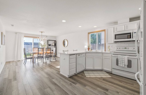Pasco House | The Marigold - Cozy 3 Bed House in Pasco