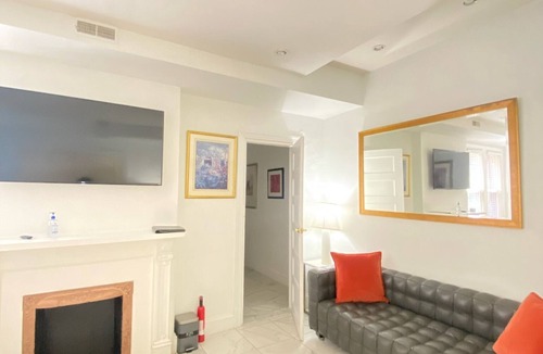 Columbia Heights House | The "Mark" Victorian Brownstone – Sleeps 10-12/9 Beds
