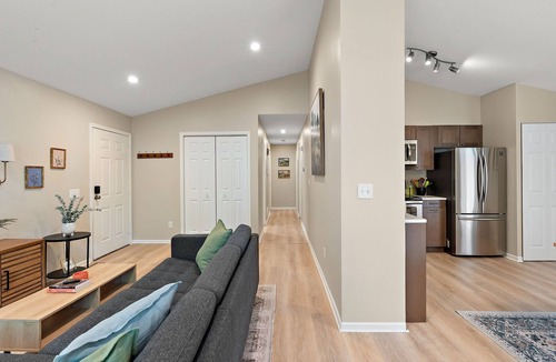 Summit - University Apartment | The Marshall Landing with King Bed