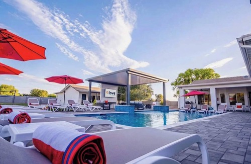 Gilbert House | The Max Resort! 1.5 Acres! Enjoy Pickle Ball, Pool, & Fun!