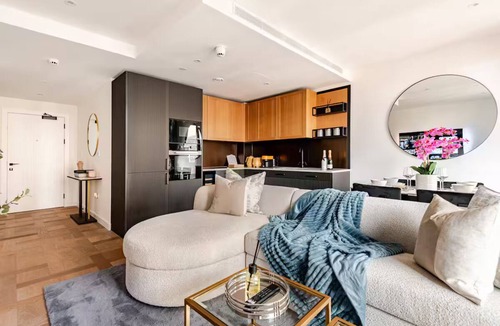 Wapping Apartment | The Merino Gardens Residence — Stylish 2‑Bed w/AC