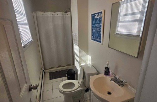 North Providence Apartment | The Middle flight Spacious 4-bedroom apartment with AC in North Providence
