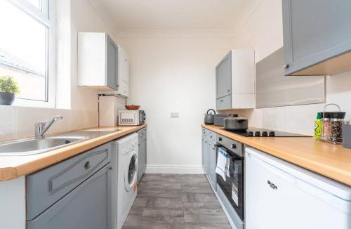 Hull Apartment | The Miracle Spacious 2 Bedroom 3 Beds Central Hull