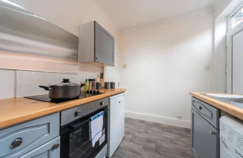 Hull Apartment | The Miracle Spacious 2 Bedroom 3 Beds Central Hull