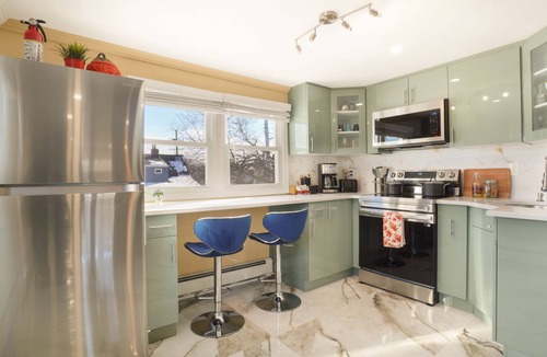 Valley Stream Apartment | The Mod Pad: 15 min from Airport: Free Parking
