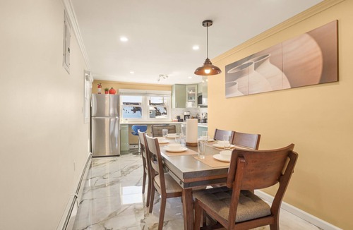 Valley Stream Apartment | The Mod Pad: 15 min from Airport: Free Parking