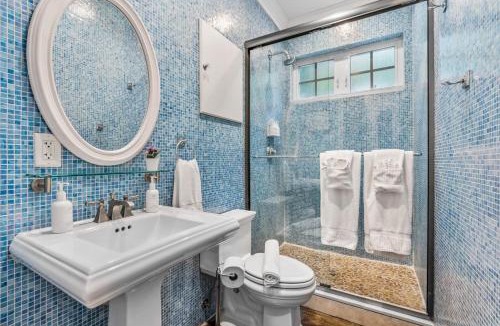 East Fort Lauderdale House | The Modern Castle Canal View Access Rooftop Living Greenhouse VlLLAS