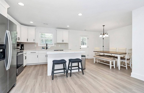 Kannapolis House | The Modern Getaway, 3-bedroom house in Kannapolis ✨