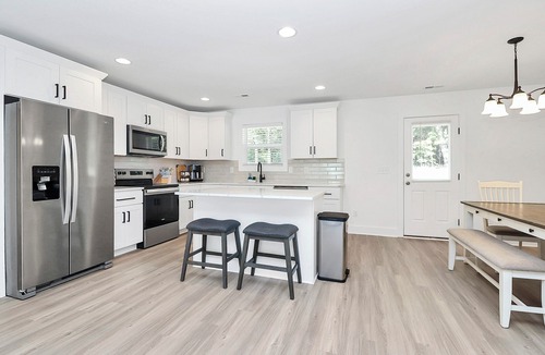 Kannapolis House | The Modern Getaway, 3-bedroom house in Kannapolis ✨
