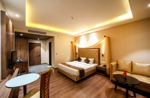 Rabale Hotel | The Monarch