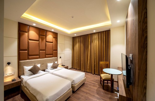 Rabale Hotel | The Monarch