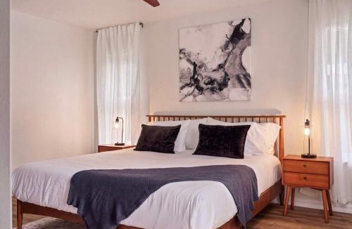 Gainesville House | The Monterey - Private Pool , Grill , 4 King Beds