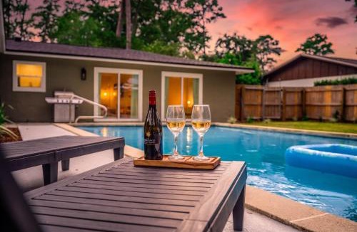 Gainesville House | The Monterey - Private Pool , Grill , 4 King Beds
