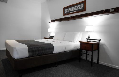 Moonie Hotel | The Moonie Crossroads Hotel