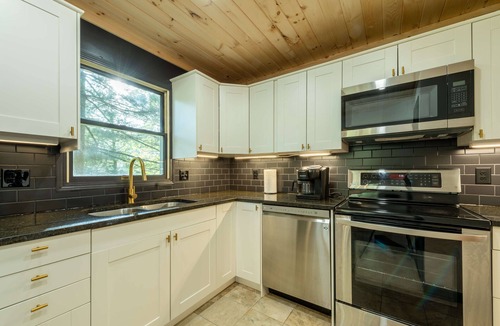 Rockbridge Cabin | The Moonstone – Fireside Swing Nights, Hot Tub Soaks & Forest Magic