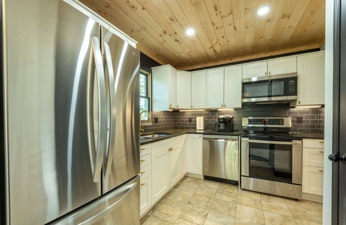 Rockbridge Cabin | The Moonstone – Fireside Swing Nights, Hot Tub Soaks & Forest Magic