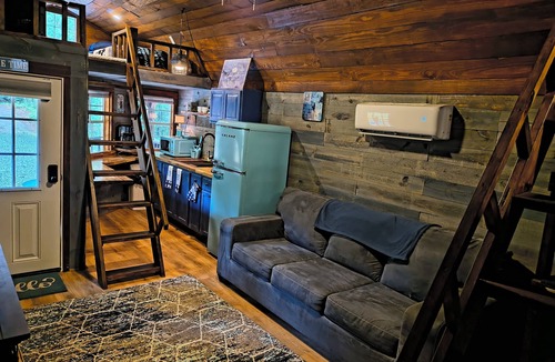 Townville Cabin | The Moose Lodge, located on Lake Hartwell, in Townville SC. Sleeps 6 guest.