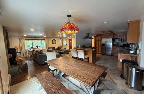Huffman - O' Malley Cabin | The Moose Pad, Rustic Luxury, Spacious & serene, 4bed, Sleeps 12, Spa + hot tub