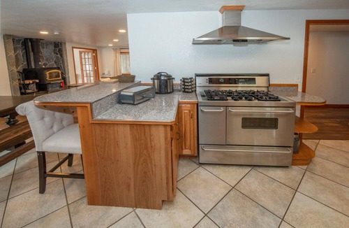 Huffman - O' Malley Cabin | The Moose Pad, Rustic Luxury, Spacious & serene, 4bed, Sleeps 12, Spa + hot tub