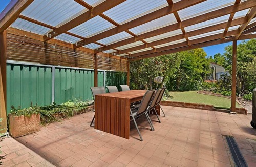 Bathurst House | The Morrisset - Truly Marvellous, Walk to CBD