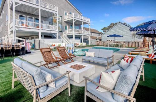 Crescent Beach House | The Most Epic Experience - Pro Golf Sim Sleeps 28