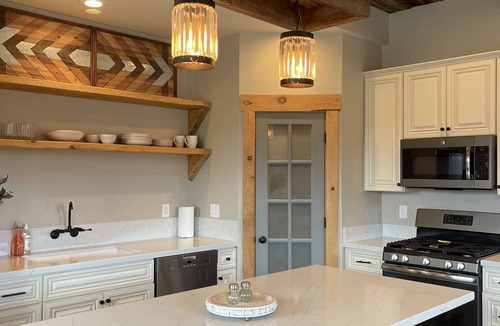 Fort Valley House | The Mustard Seed-Conveniently located w/gorgeous views @ the base of Snowbowl!