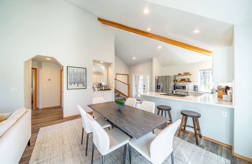 Redmond House | The Nest at Eagle Crest Resort | Hot Tub | Golf