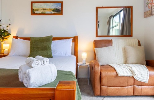 Saint Albans Apartment | The Nest - Modern Studio Retreat with Parking