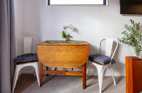Saint Albans Apartment | The Nest - Modern Studio Retreat with Parking