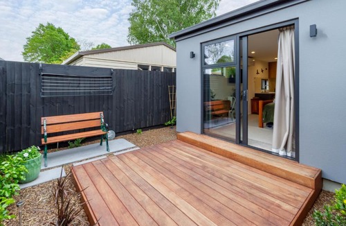 Saint Albans Apartment | The Nest - Modern Studio Retreat with Parking