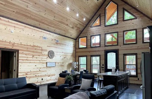 Broken Bow Cabin | The New Rustic Quiet Stream Luxury Cabin sleeps 8