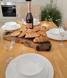 Whitchurch Apartment | The New Village Cosy Home! 4a