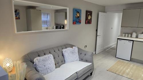 Whitchurch Apartment | The New Village Cosy Home! 4a