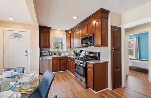 Medford House | The Niche: A cozy perfection! Newly Renovated Family Friendly! Near Boston