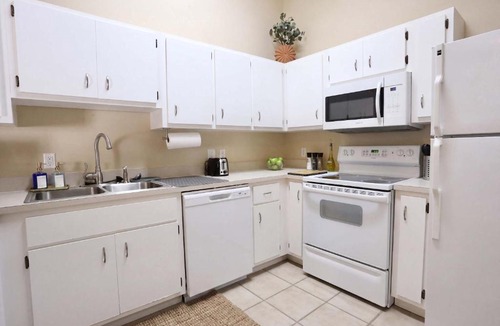 Gainesville Apartment | The Nomad at Gables - King Bed , Pool , Garage