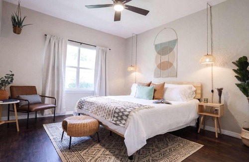 Gainesville Apartment | The Nomad at Gables - King Bed , Pool , Garage