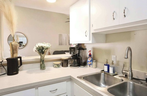 Gainesville Apartment | The Nomad at Gables | King Bed Pool Garage
